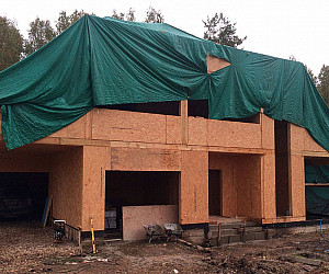 Укрытие тарпаулином коттеджа из сип панелей