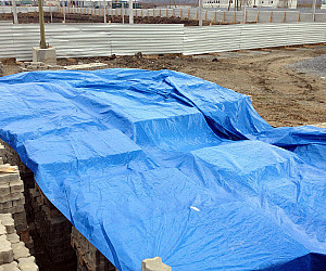 Укрытие тротуарной плитки из тарпаулина 180